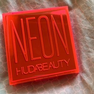 NEON PINK Huda Beauty